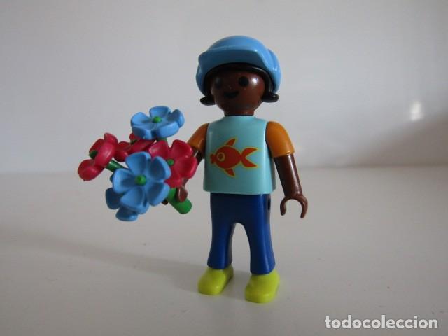 Playmobil: DIFICIL NI&Ntilde;A NEGRITA MODERNA CON RAMO DE FLORES PLAYMOBIL