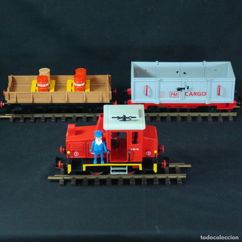 Playmobil: Playmobil locomotora diesel (testeada luz y motor) con 2 vagones de carga y 3 vias de metal ☼