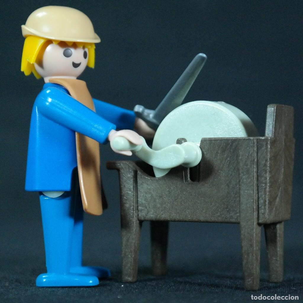 Playmobil: Playmobil campesino con afilador de piedra☼