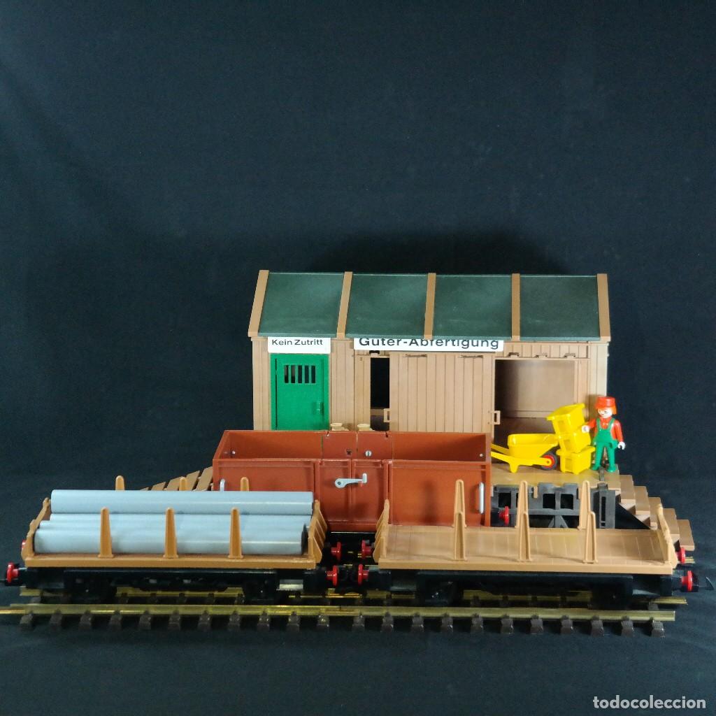 Playmobil: Playmobil Almac&eacute;n de mercanc&iacute;as con 3 vagones, 4 vias de metal y accesorios ☼