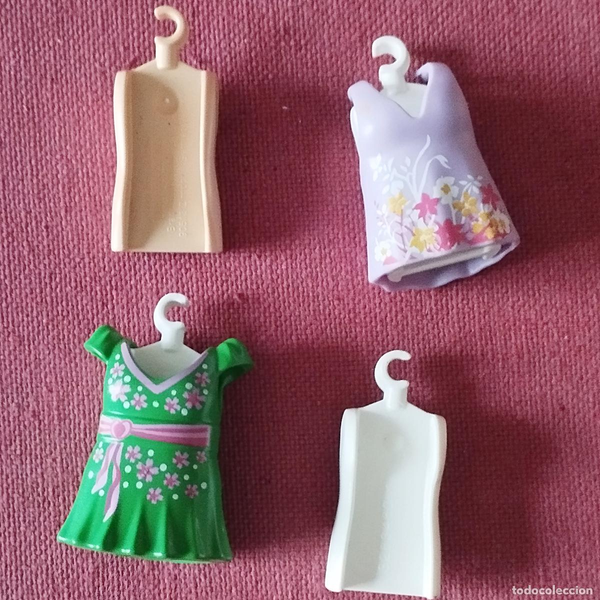 Playmobil: 4 PERCHAS O COLGADORES CON 2 VESTIDORES