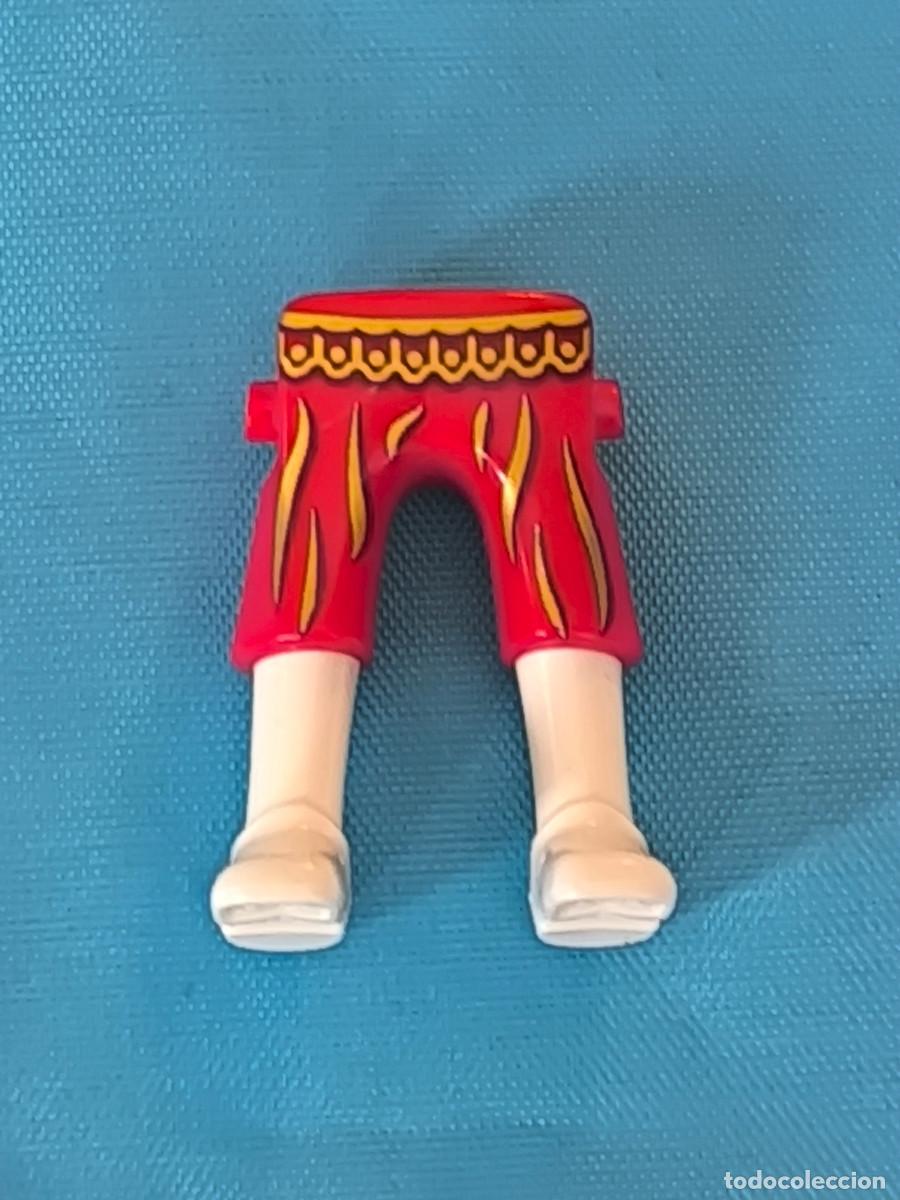 Playmobil: Playmobil piernas pantal&oacute;n rojo filigrana dorada media zapato blanco payaso circo arlequ&iacute;n pierrot