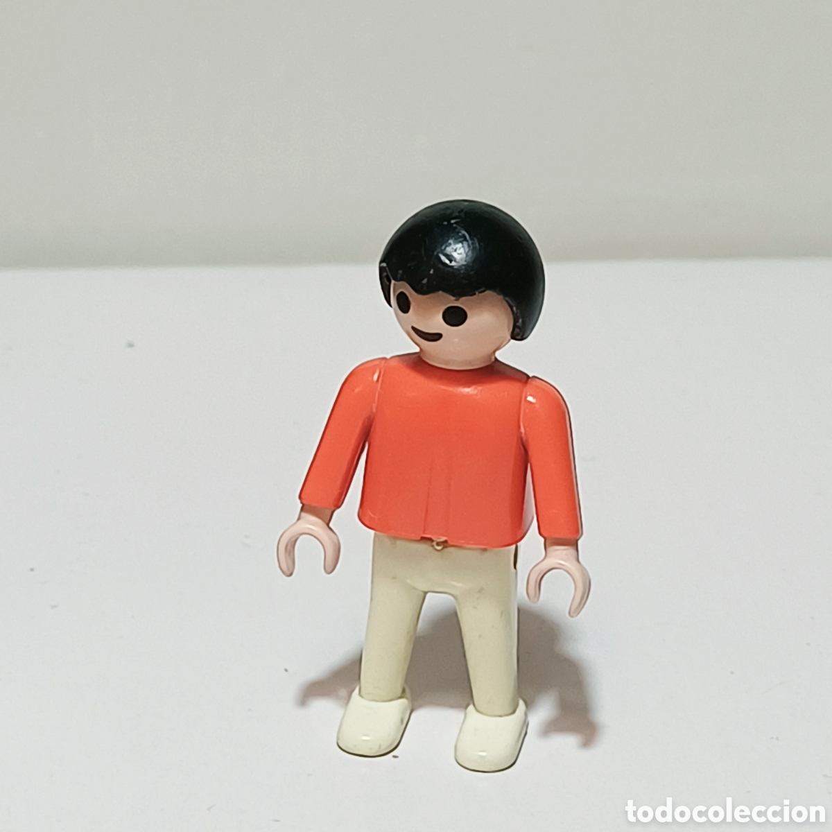 Playmobil: Figura Playmobil ni&ntilde;o piernas blancas torso rojo