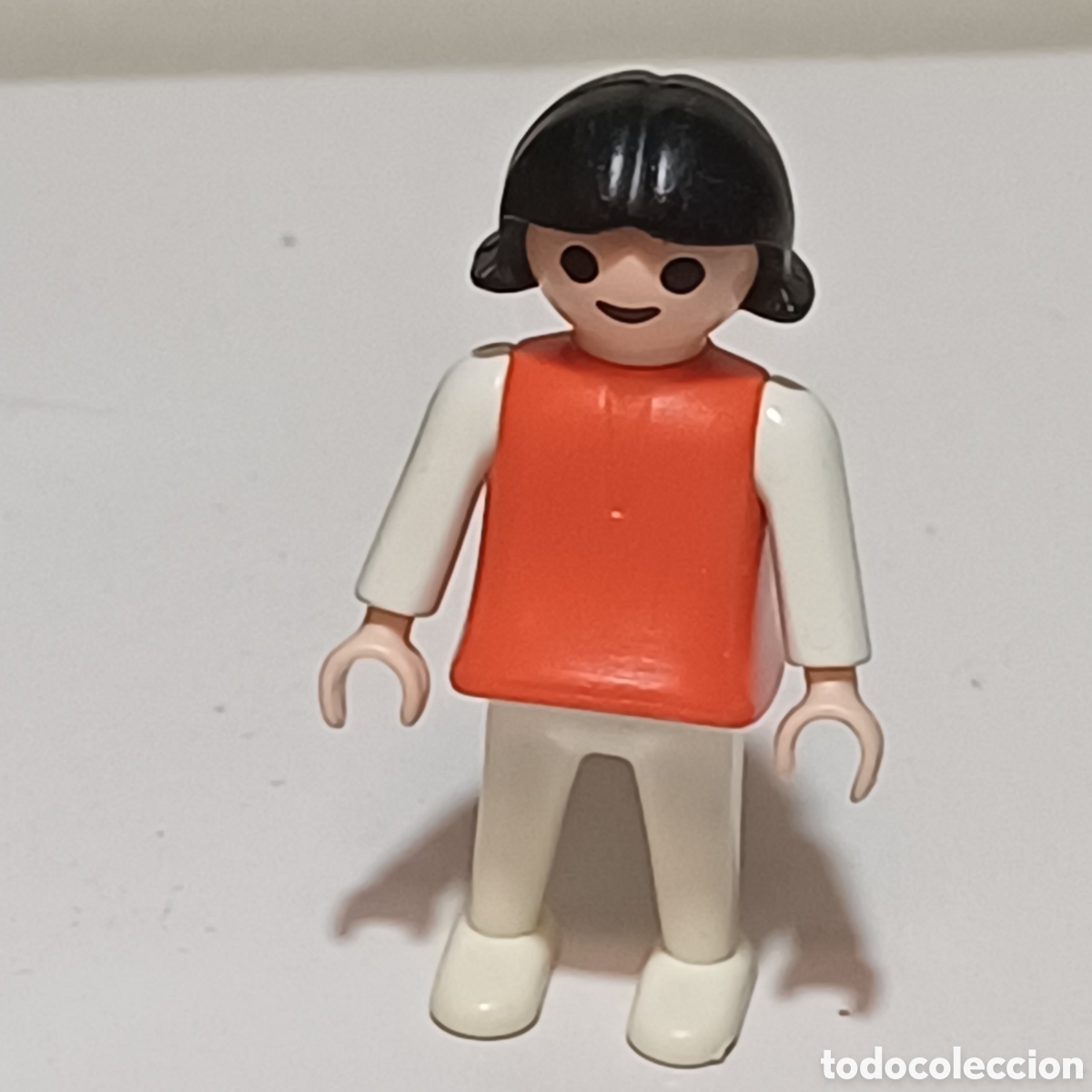 Playmobil: Figura Playmobil ni&ntilde;a infantil torso rojo piernas blancas