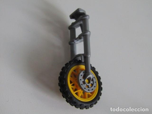 Playmobil: DIFICIL HORQUILLA PLATEADA DE RADIOS AMARILLOS DE MOTO DE CROSS MODERNA PLAYMOBIL