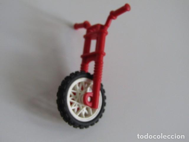 Playmobil: DIFICIL HORQUILLA ROJA Y RUEDA RADIOS BLANCOS DE MOTO DE CROSS MODERNA PLAYMOBIL