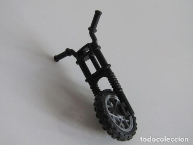 Playmobil: DIFICIL HORQUILLA NEGRA Y RUEDA RADIOS PLATEADOS DE MOTO DE CROSS MODERNA PLAYMOBIL
