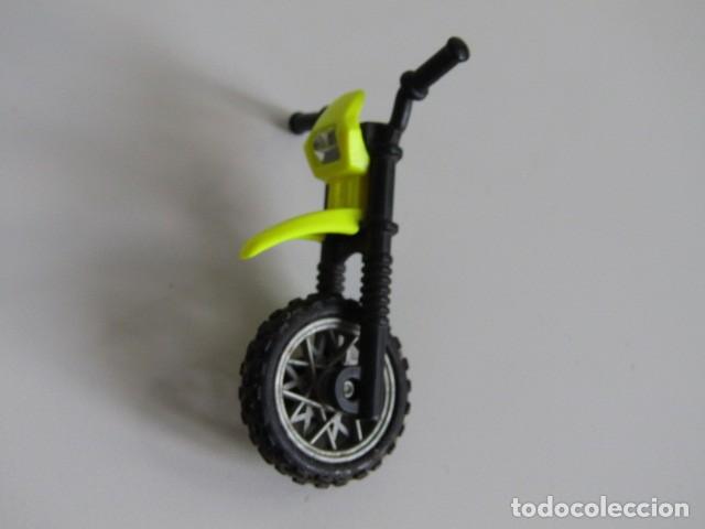 Playmobil: DIFICIL HORQUILLA NEGRA Y RUEDA RADIOS PLATEADOS DE MOTO DE CROSS MODERNA PLAYMOBIL