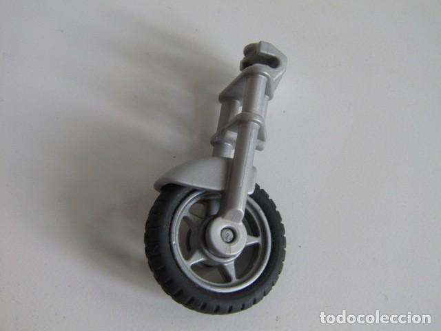 Playmobil: DIFICIL HORQUILLA PLATEADA Y RUEDA RADIOS PLATEADOS DE MOTOCICLETA MODERNA PLAYMOBIL