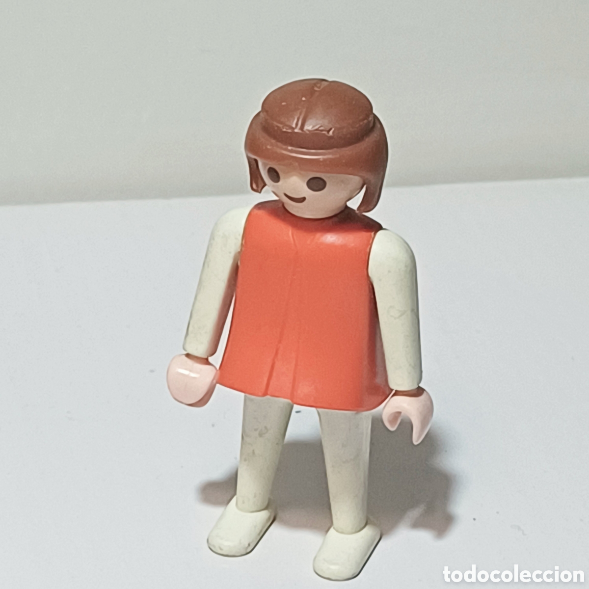 Playmobil: Figura Playmobil mujer torso rojo manos piernas blancas primera &eacute;poca city ciudad