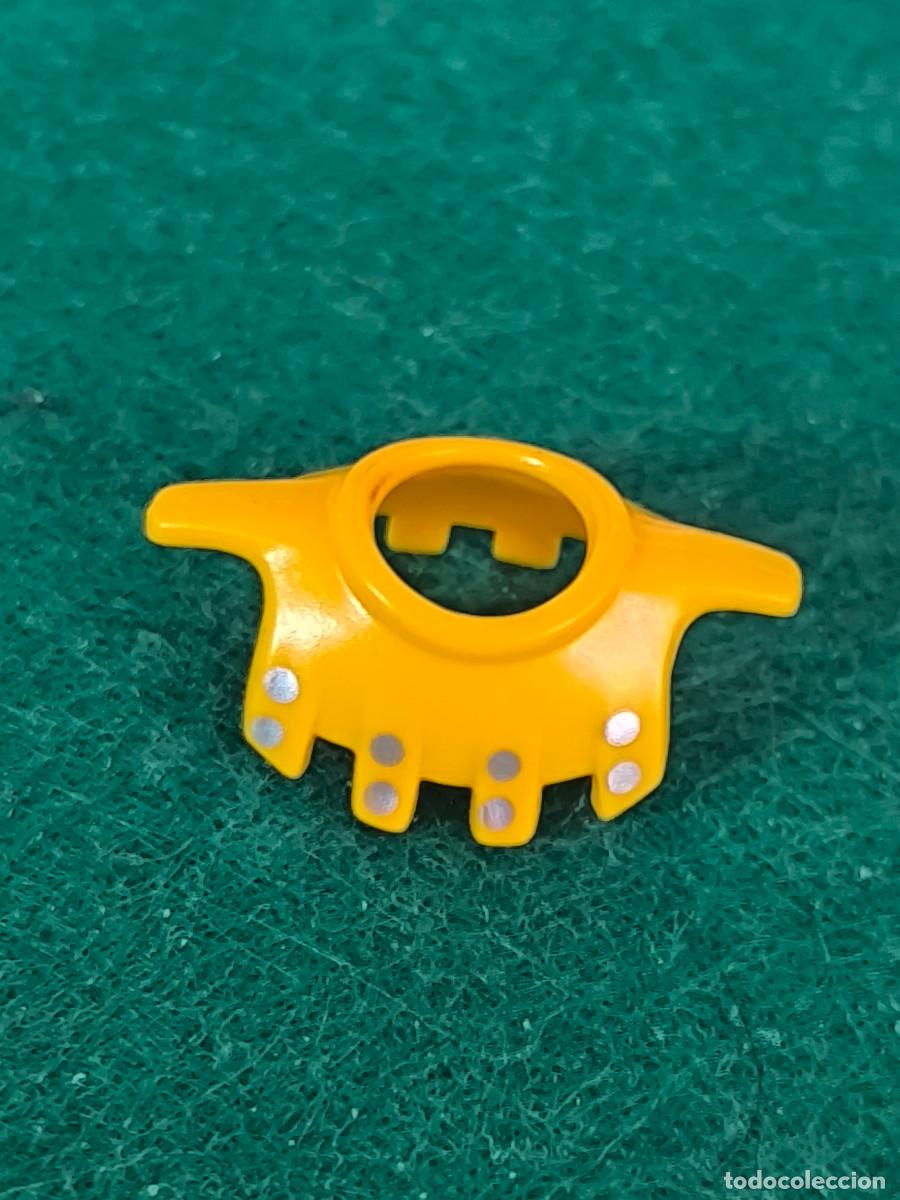 Playmobil: Playmobil cuello pechera amarillo tachones plata paje medieval vikingos b&aacute;rbaros romanos