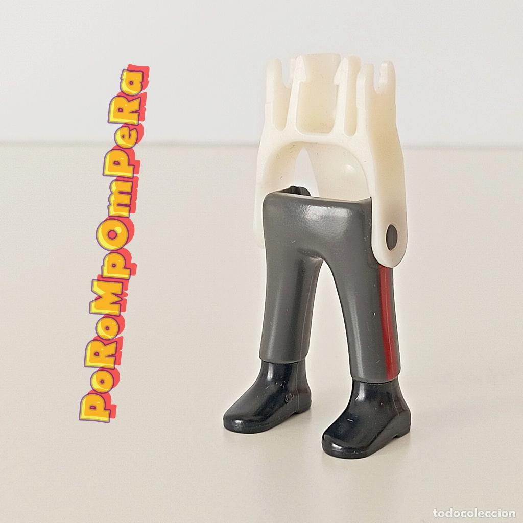 Playmobil: PLAYMOBIL pierna pantal&oacute;n gris oscuro franja roja zapato negro + esqueleto CUSTOM/COMPLETAR U4