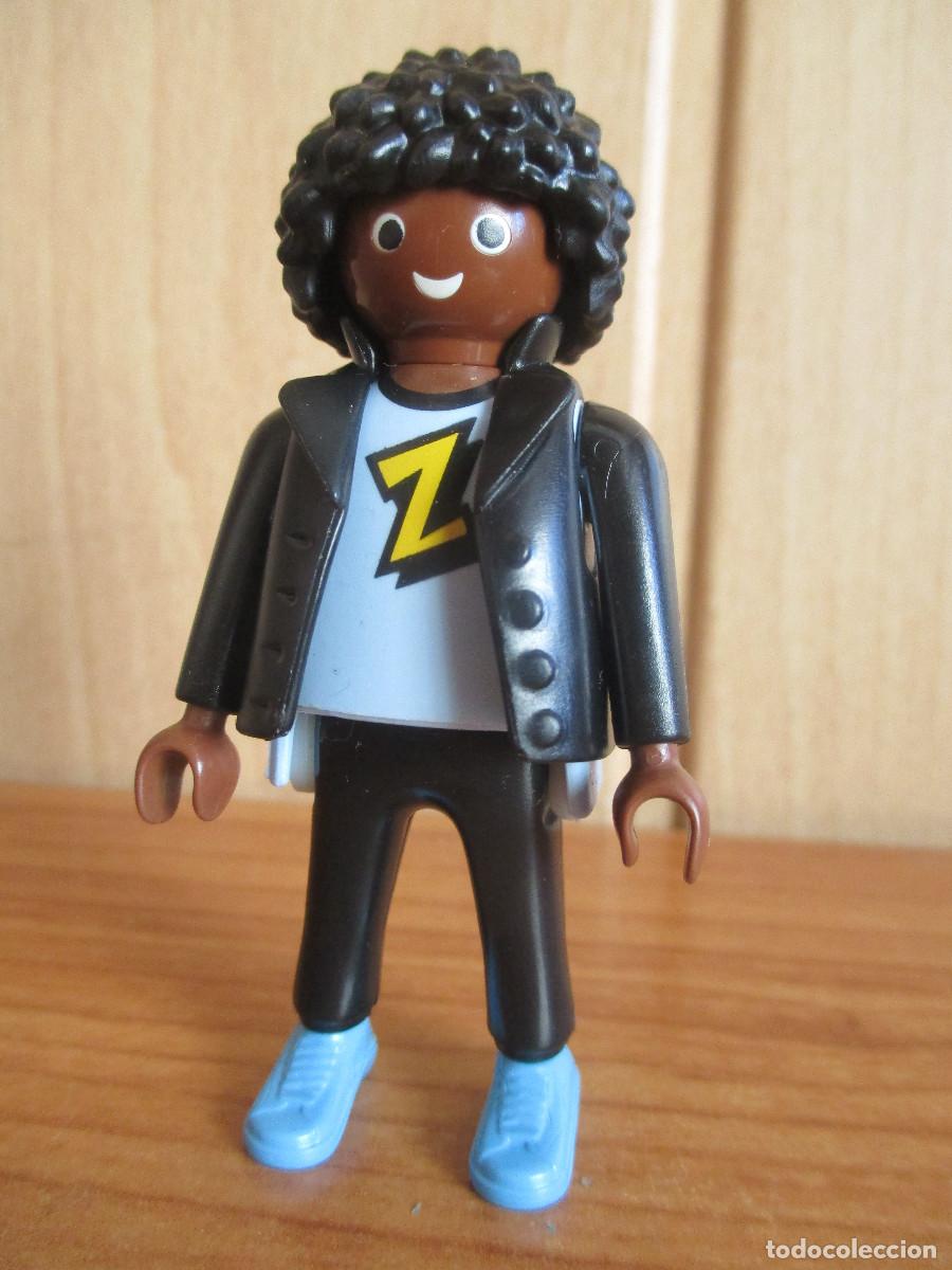 Playmobil: PLAYMOBIL : 1 FIGURA NEGRO CON Z EN CAMISETA