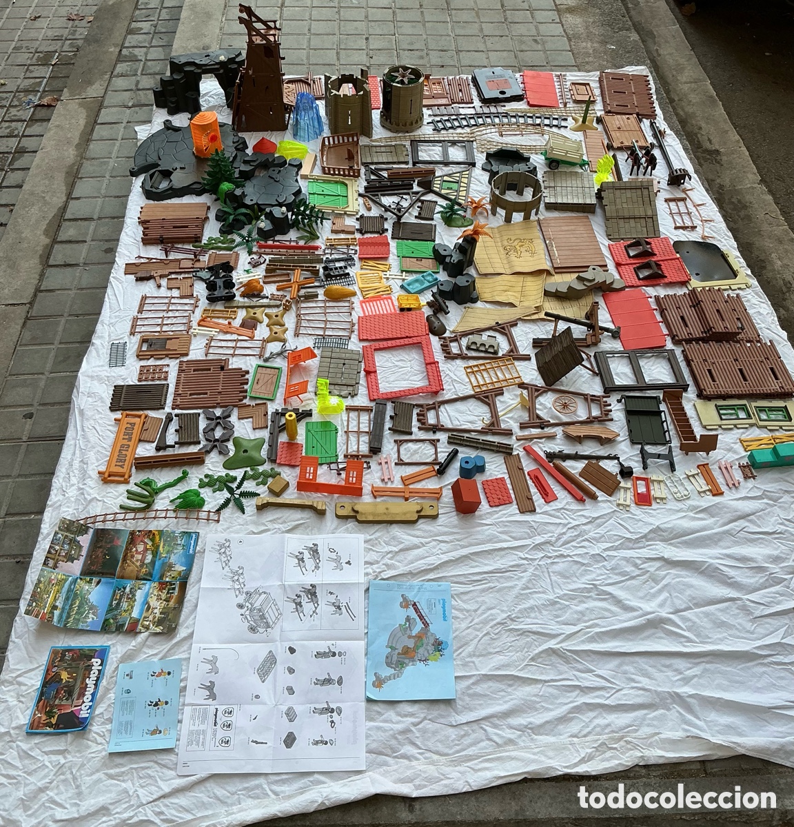 Playmobil: Lote Playmobil de piezas y accesorios con manuales.