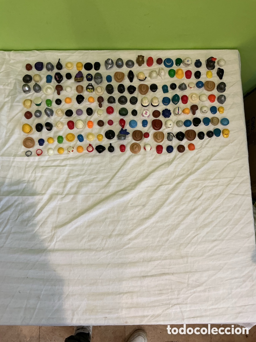 Playmobil: LOTE DE 156 SOMBREROS, GORRAS Y CASCOS PLAYMOBIL &ndash; REF. H-1