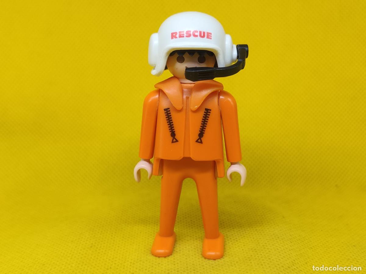Playmobil: Playmobil Piloto de rescate con equipaci&oacute;n naranja y casco con micro