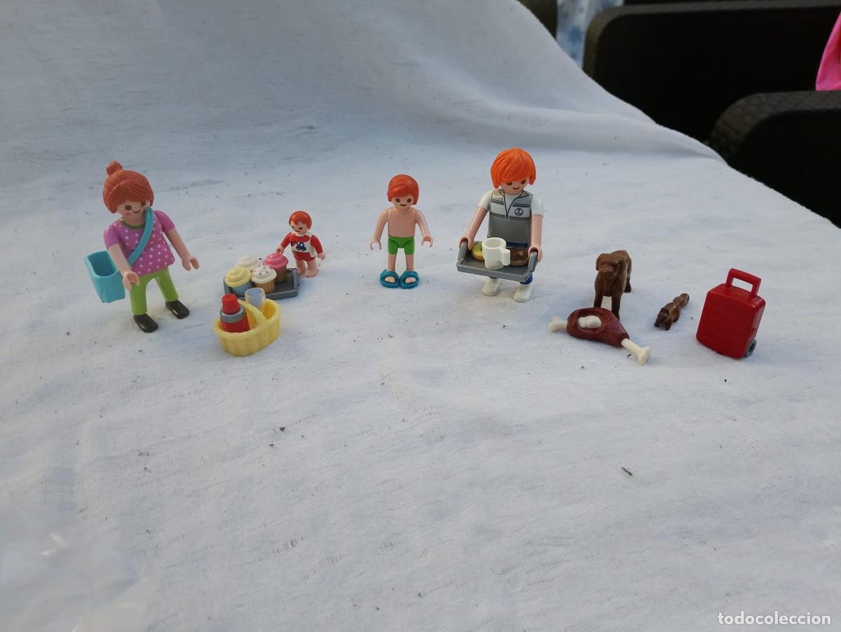 Playmobil: Playmobil lote familia: 4 figuras con beb&eacute;, perros y accesorios de vida cotidiana