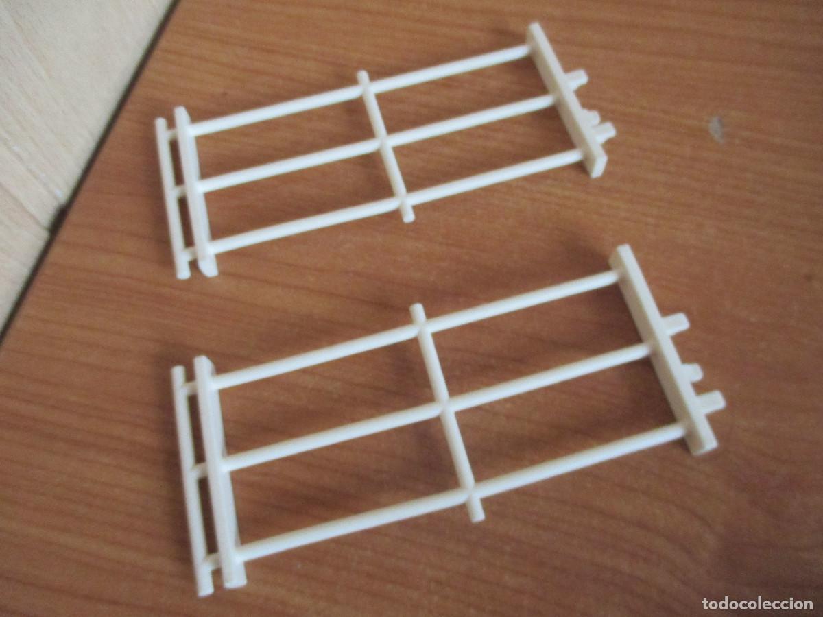 Playmobil: PLAYMOBIL : 1 LOTE 2 VALLAS BLANCAS , GRANJA O SIMILAR