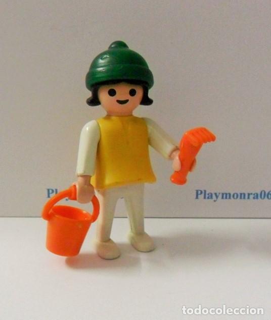 Playmobil: PLAYMOBIL P205 * FIGURA NI&Ntilde;A CON CUBO Y RASTRILLO