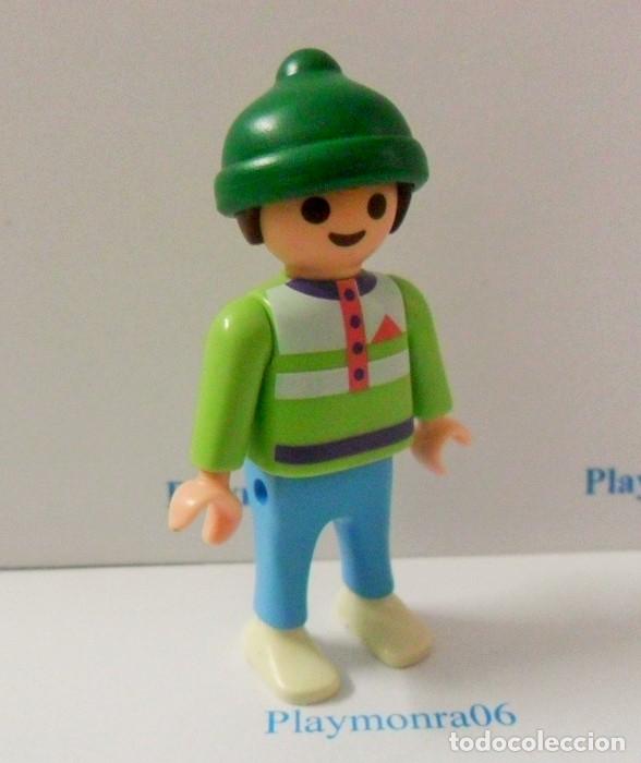 Playmobil: PLAYMOBIL P205 * FIGURA NI&Ntilde;O CON GORRA Y VESTUARIO INVIERNO