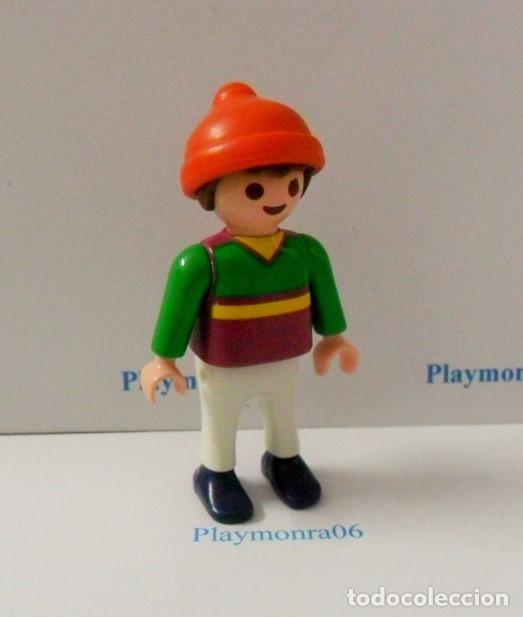 Playmobil: PLAYMOBIL P205 * FIGURA NI&Ntilde;O CON GORRA Y VESTUARIO INVIERNO