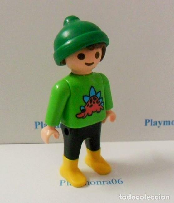 Playmobil: PLAYMOBIL P205 * FIGURA NI&Ntilde;O CON GORRA Y VESTUARIO INVIERNO