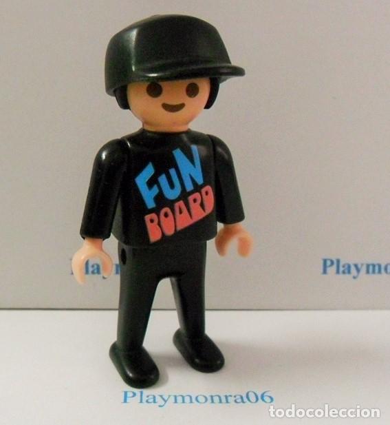 Playmobil: PLAYMOBIL P205 * FIGURA NI&Ntilde;O CON GORRA Y VESTUARIO NEGRO