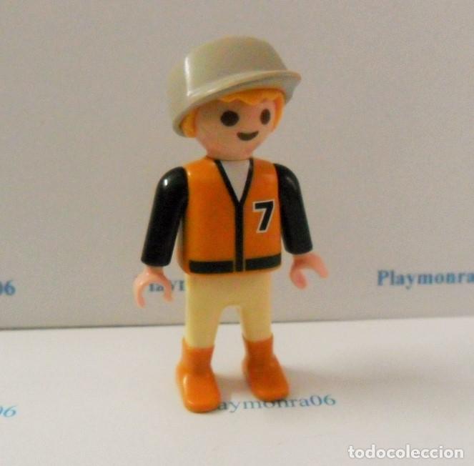 Playmobil: PLAYMOBIL P205 * FIGURA NI&Ntilde;O CON GORRA Y VESTUARIO INVIERNO