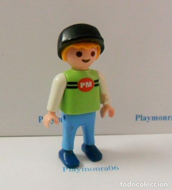 Playmobil: PLAYMOBIL P205 * FIGURA NI&Ntilde;O CON GORRA Y VESTUARIO INVIERNO