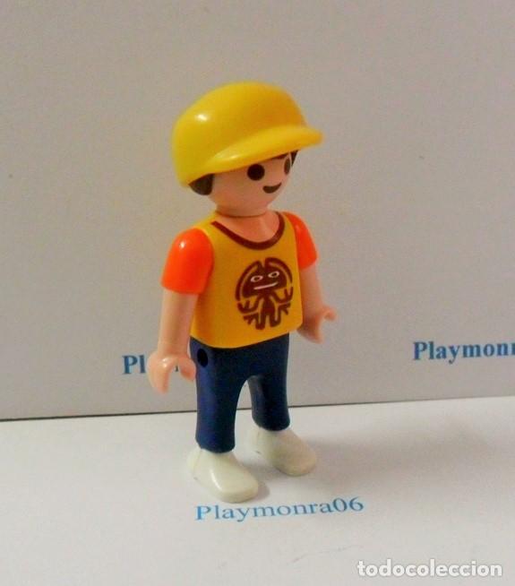 Playmobil: PLAYMOBIL P205 * FIGURA NI&Ntilde;O CON GORRA Y VESTUARIO VERANO