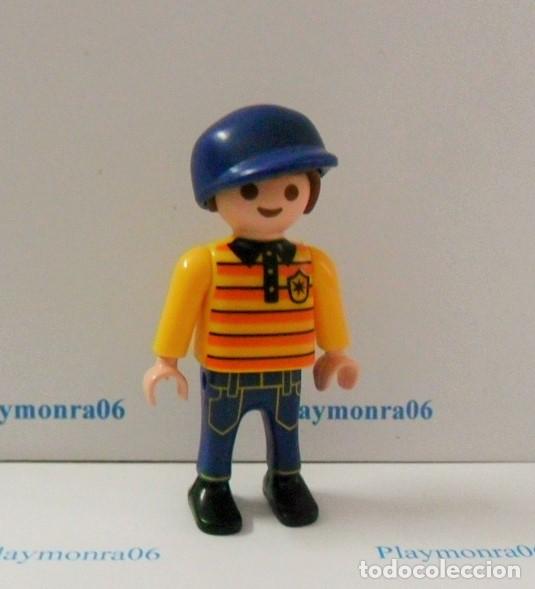 Playmobil: PLAYMOBIL P205 * FIGURA NI&Ntilde;O CON GORRA Y VESTUARIO INVIERNO