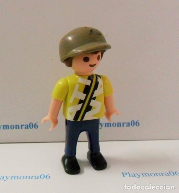 Playmobil: PLAYMOBIL P205 * FIGURA NI&Ntilde;O CON GORRA Y VESTUARIO VERANO