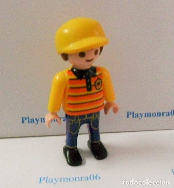 Playmobil: PLAYMOBIL P205 * FIGURA NI&Ntilde;O CON GORRA Y VESTUARIO INVIERNO