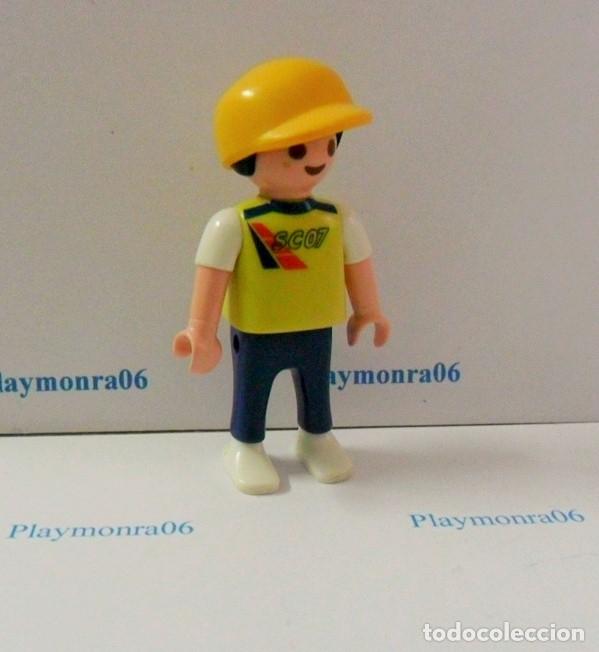 Playmobil: PLAYMOBIL P205 * FIGURA NI&Ntilde;O CON GORRA Y VESTUARIO VERANO