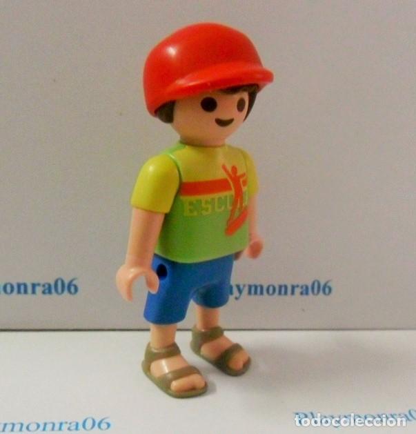 Playmobil: PLAYMOBIL P205 * FIGURA NI&Ntilde;O CON GORRA Y VESTUARIO VERANO