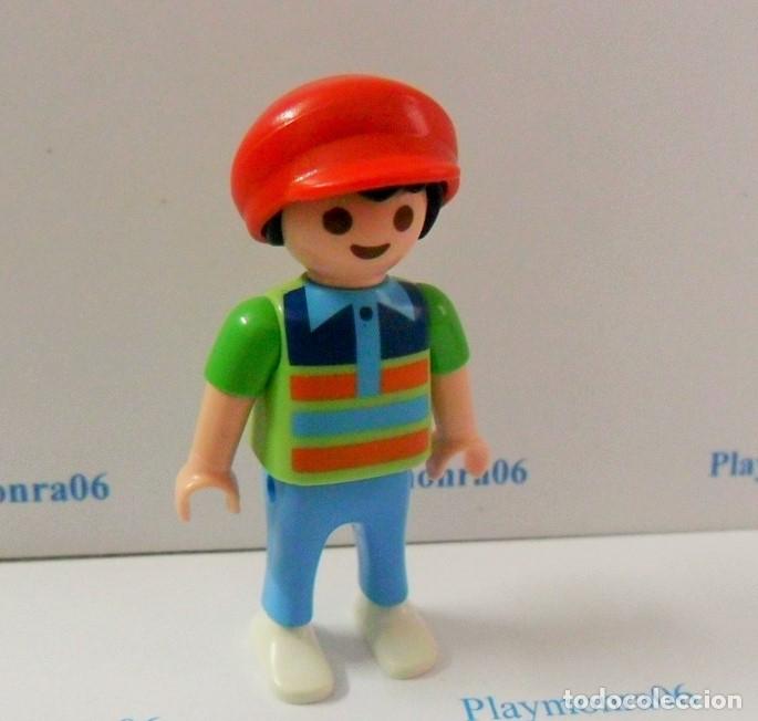 Playmobil: PLAYMOBIL P205 * FIGURA NI&Ntilde;O CON GORRA Y VESTUARIO VERANO