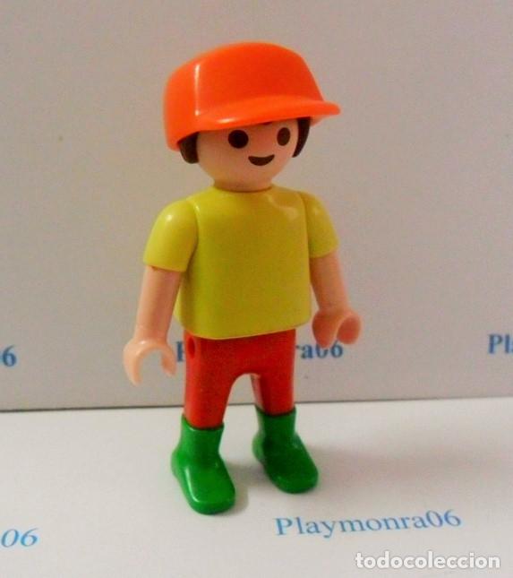 Playmobil: PLAYMOBIL P205 * FIGURA NI&Ntilde;O CON GORRA Y VESTUARIO VERANO