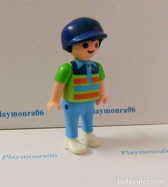 Playmobil: PLAYMOBIL P205 * FIGURA NI&Ntilde;O CON GORRA Y VESTUARIO VERANO