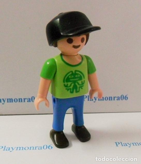 Playmobil: PLAYMOBIL P205 * FIGURA NI&Ntilde;O CON GORRA Y VESTUARIO VERANO