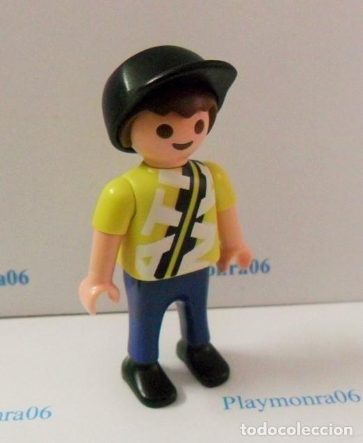 Playmobil: PLAYMOBIL P205 * FIGURA NI&Ntilde;O CON GORRA Y VESTUARIO VERANO