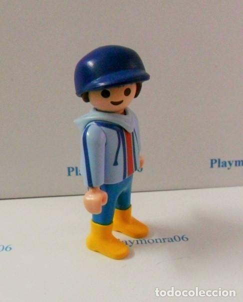 Playmobil: PLAYMOBIL P205 * FIGURA NI&Ntilde;O CON GORRA Y VESTUARIO INVIERNO