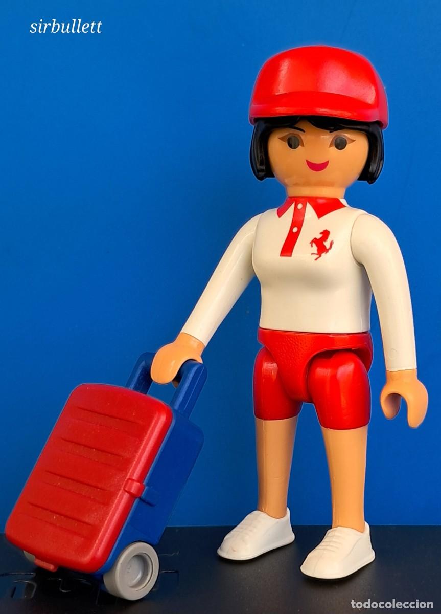 Playmobil: Figura Mujer Maleta Gorra Polo Ferrari. Playmobil.