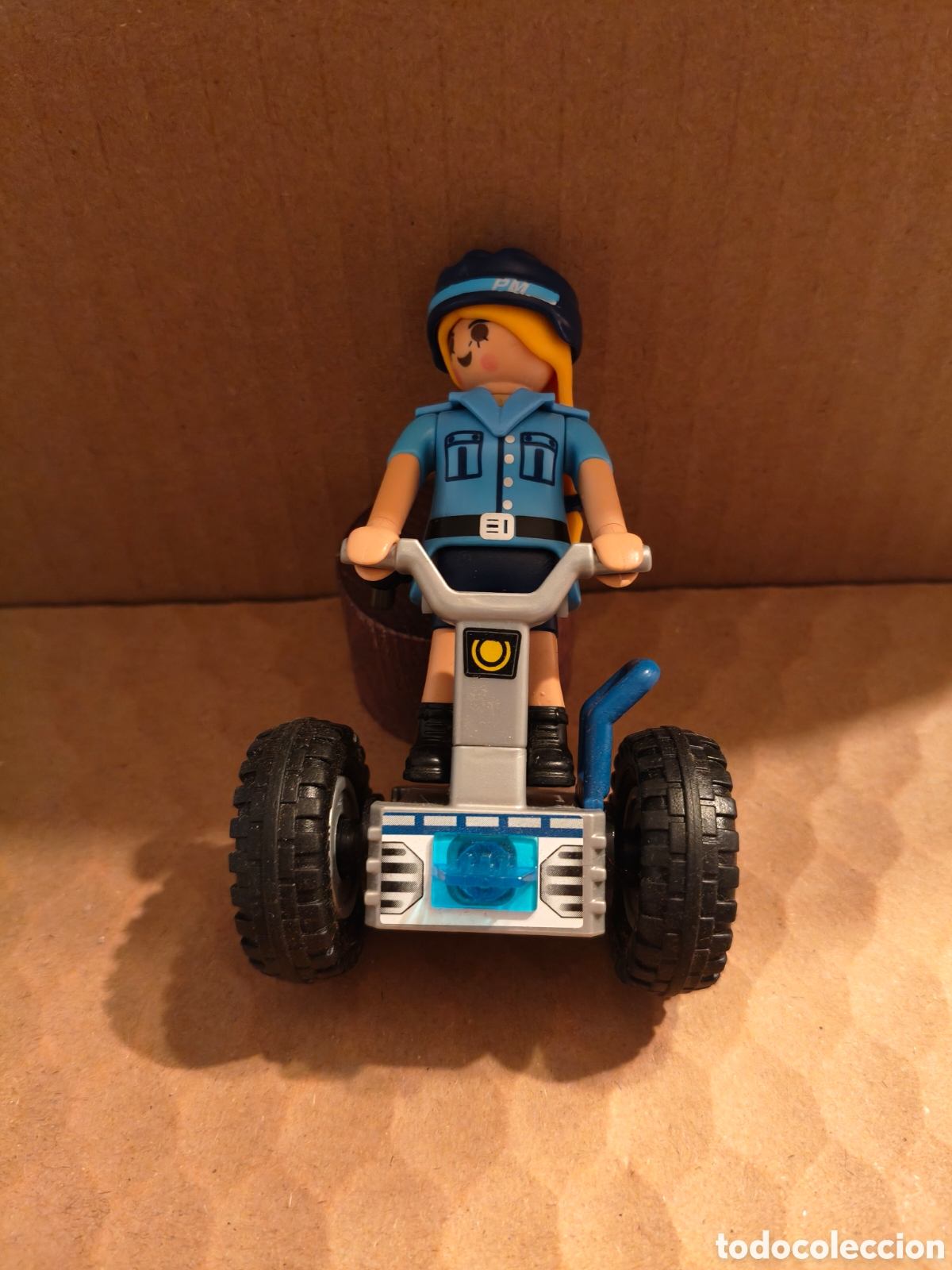 Playmobil: Figura Playmobil polic&iacute;a en patin