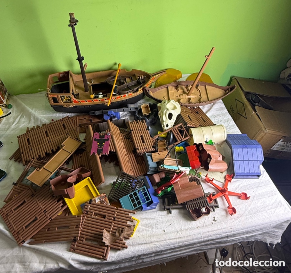 Playmobil: Gran lote Playmobil vintage piratas, barcos, Fort Bravo y accesorios &ndash; Caja grande azul llena