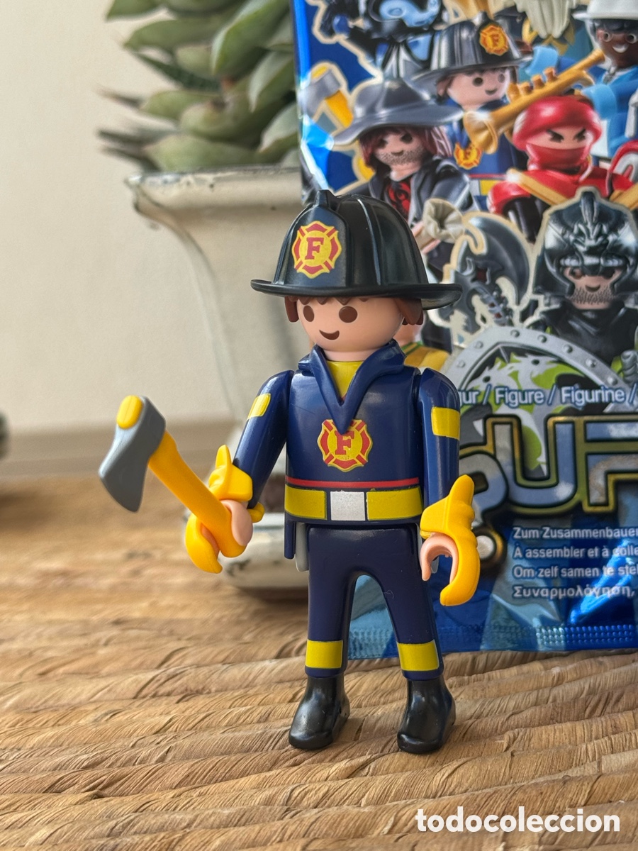 Playmobil: Playmobil Figures Bombero con Hacha y Casco - Foto 1