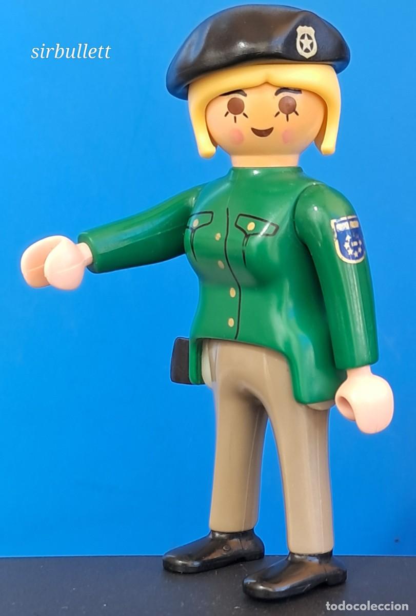 Playmobil: Figura Mujer Polic&iacute;a. Playmobil. Uniforme verde
