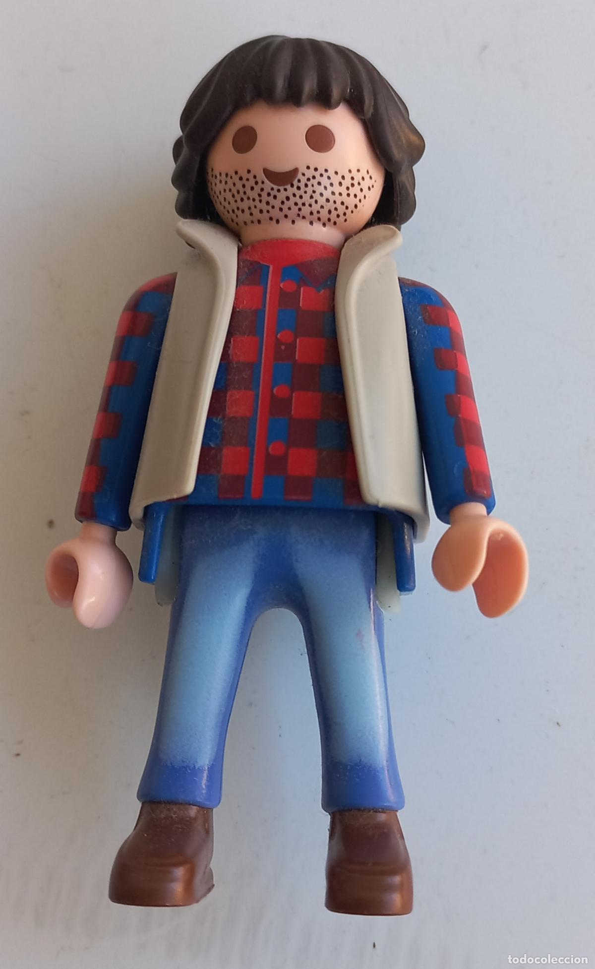 Playmobil: Playmobil hombre con cabello casta&ntilde;o largo, barba corta de puntos, camisa de cuadros roja y azul