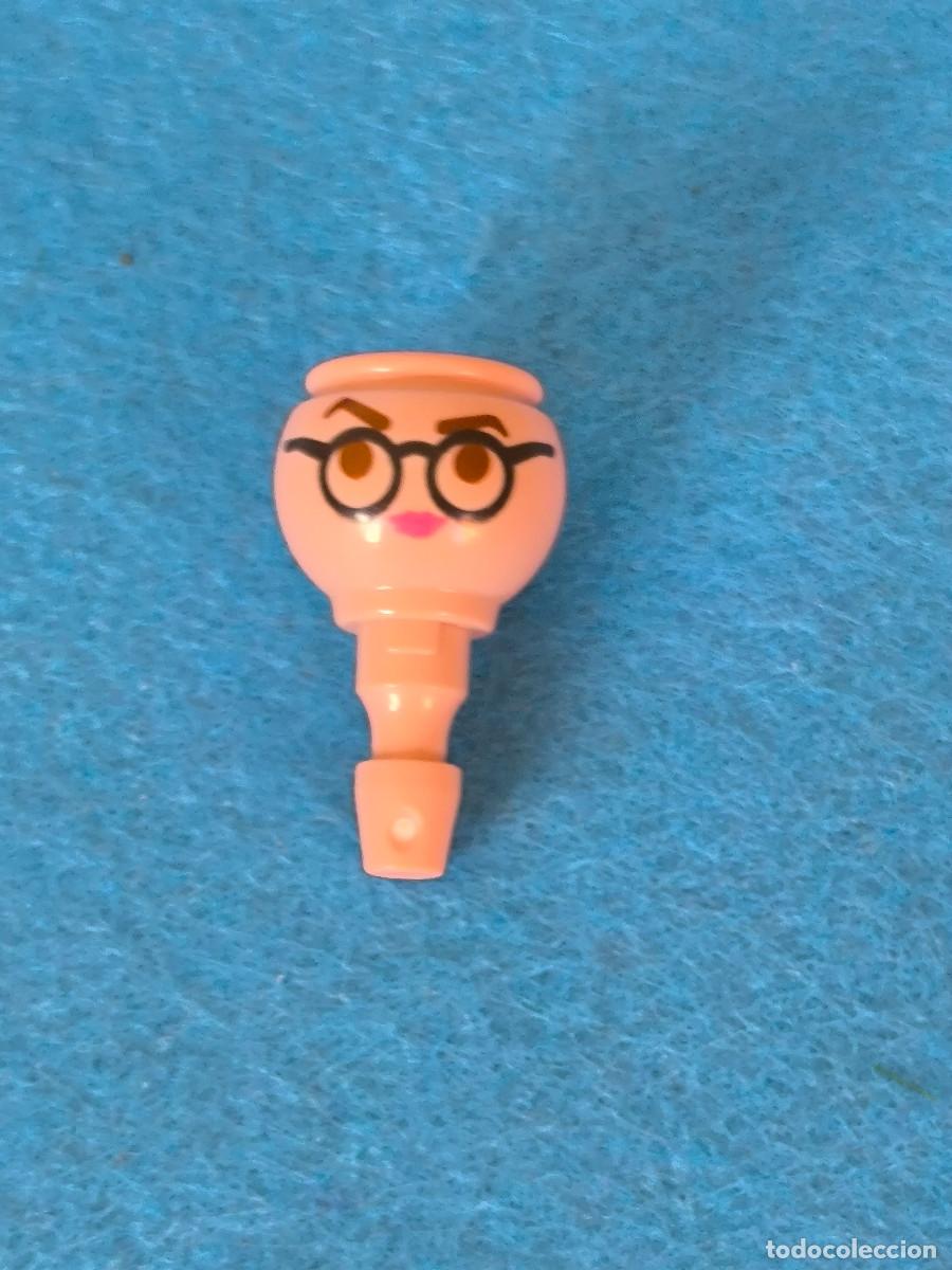 Playmobil: Playmobil cabeza chica mujer gafas redondas montura negra cejas marr&oacute;n labios rojos cazafantasmas