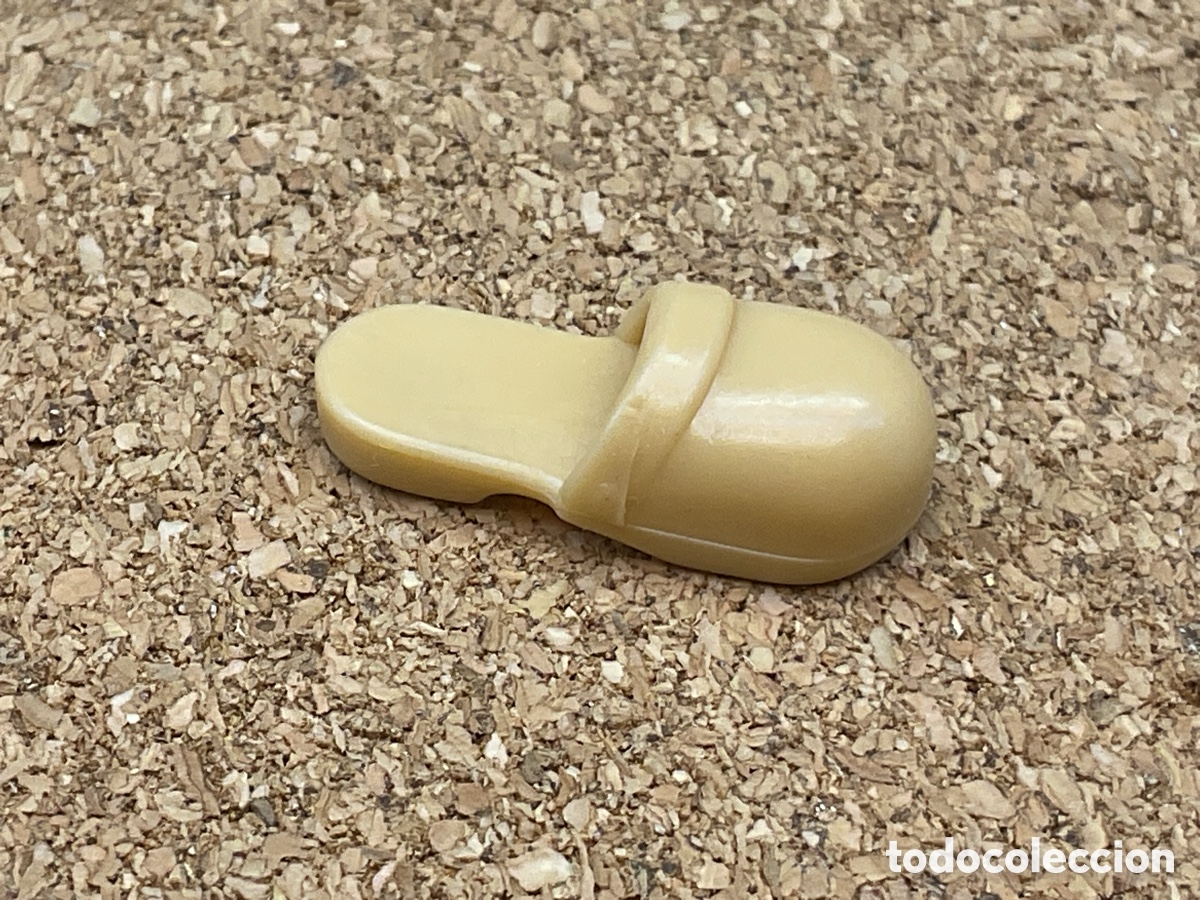 Playmobil: ACCESORIO PLAYMOBIL. ZAPATILLA O ZUECO ADULTO COLOR BEIGE.