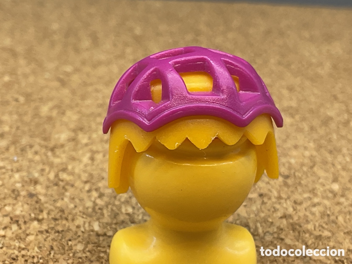 Playmobil: ACCESORIO PLAYMOBIL . CABELLO RUBIO ADULTO CON MALLA COLOR VIOLETA.